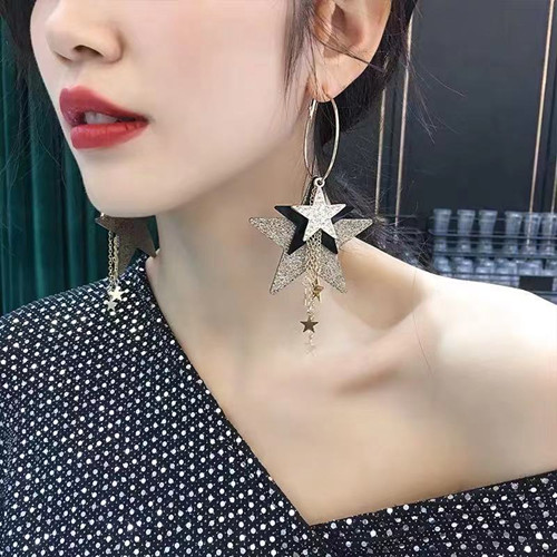 戴耳环的姑娘